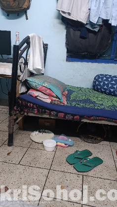 খাট এবং টেবিল